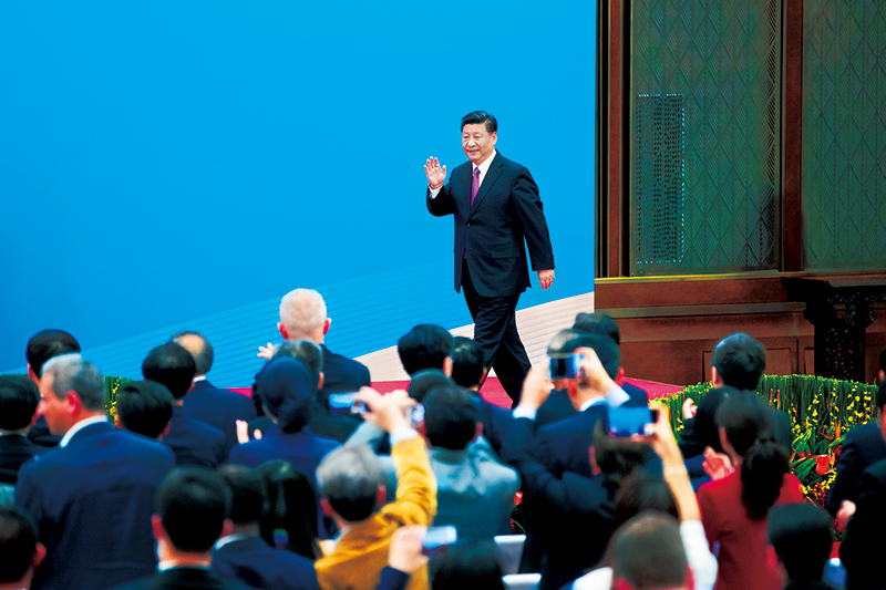 2019年4月27日，第二屆“一帶一路”國際合作高峰論壇在北京雁棲湖國際會(huì)議中心舉行圓桌峰會(huì)，國家主席習(xí)近平主持會(huì)議并致開幕辭。圓桌峰會(huì)閉幕后，習(xí)近平會(huì)見中外記者，介紹第二屆“一帶一路”國際合作高峰論壇圓桌峰會(huì)情況和主要成果。這是習(xí)近平步入記者會(huì)現(xiàn)場(chǎng)。 