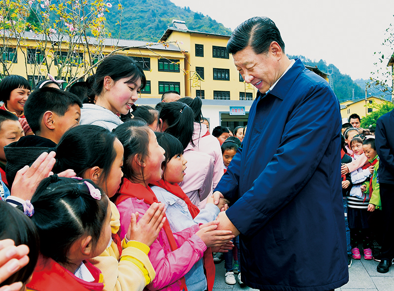 2019年4月15日至17日，中共中央總書記、國家主席、中央軍委主席習(xí)近平在重慶考察，并主持召開解決“兩不愁三保障”突出問題座談會(huì)。這是4月15日下午，習(xí)近平在石柱土家族自治縣中益鄉(xiāng)小學(xué)同學(xué)生們親切交談，詢問他們學(xué)習(xí)和生活情況。 