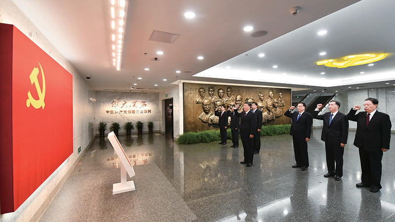 2017年10月31日，中共中央總書記、國家主席、中央軍委主席習近平帶領(lǐng)中共中央政治局常委李克強、栗戰(zhàn)書、汪洋、王滬寧、趙樂際、韓正，瞻仰上海中共一大會址和浙江嘉興南湖紅船。這是31日上午，在上海中共一大會址紀念館，習近平帶領(lǐng)其他中共中央政治局常委同志一起重溫入黨誓詞。 