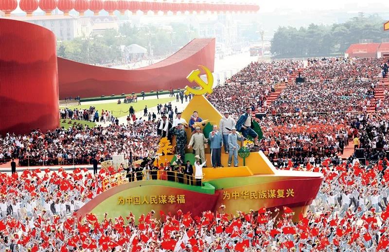 2019年10月1日上午，慶祝中華人民共和國成立70周年大會在北京天安門廣場隆重舉行。這是群眾游行中的“不忘初心”方陣。新華社記者 蘭紅光/攝