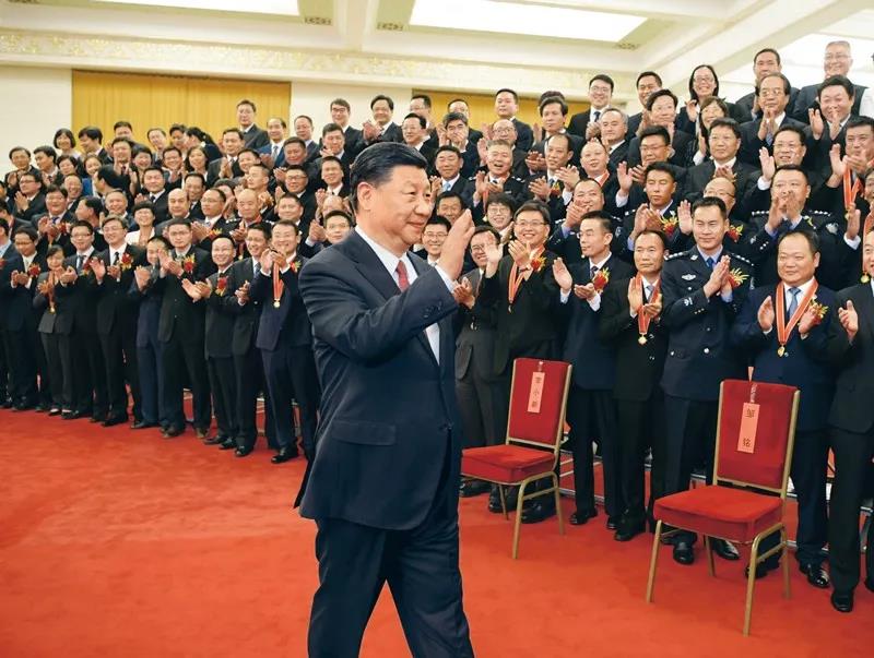 2019年6月25日，黨和國家領(lǐng)導(dǎo)人習(xí)近平、李克強(qiáng)、王滬寧等在北京人民大會堂會見第九屆全國“人民滿意的公務(wù)員”和“人民滿意的公務(wù)員集體”受表彰代表。新華社記者 李學(xué)仁/攝